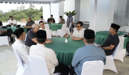 Gubernur Kalimantan Utara Zainal A. Paliwang menyambut kedatangan pengusaha nasional Aksa Mahmud di Bandara Internasional Juwata Tarakan