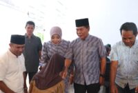 Gubernur Kalimantan Utara, Dr. H. Zainal A. Paliwang, M.Hum, bersama istri Rahmawati Zainal menyapa warga saat kegiatan open house Idulfitri di Rumah Jabatan Gubernur di Tarakan.