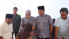Gubernur Kalimantan Utara, Dr. H. Zainal A. Paliwang, M.Hum, bersama istri Rahmawati Zainal menyapa warga saat kegiatan open house Idulfitri di Rumah Jabatan Gubernur di Tarakan.