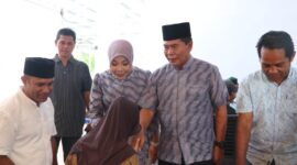 Gubernur Kalimantan Utara, Dr. H. Zainal A. Paliwang, M.Hum, bersama istri Rahmawati Zainal menyapa warga saat kegiatan open house Idulfitri di Rumah Jabatan Gubernur di Tarakan.