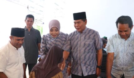 Gubernur Kaltara Zainal Paliwang dan istri saat open house Idulfitri bersama masyarakat di Tarakan