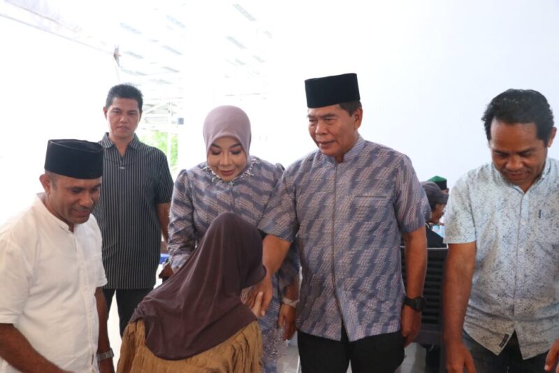 Gubernur Kalimantan Utara, Dr. H. Zainal A. Paliwang, M.Hum, bersama istri Rahmawati Zainal menyapa warga saat kegiatan open house Idulfitri di Rumah Jabatan Gubernur di Tarakan.