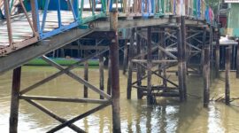Potret jembatan utama di Pulau Tias yang dilaporkan bergoyang saat dilintasi, memicu kekhawatiran warga terhadap risiko kecelakaan, Rabu (15/04/26).