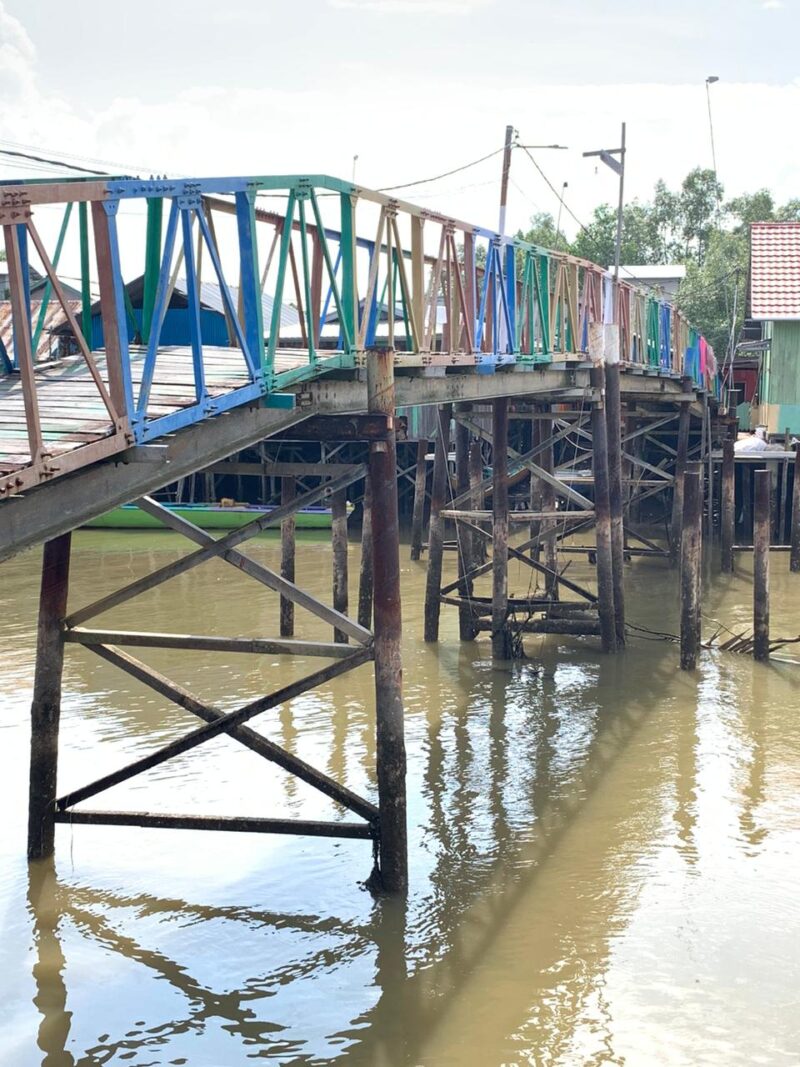 Potret jembatan utama di Pulau Tias yang dilaporkan bergoyang saat dilintasi, memicu kekhawatiran warga terhadap risiko kecelakaan, Rabu (15/04/26).