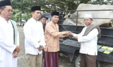 Gubernur Salat Iduladha Bersama Warga, Serahkan Hewan Kurban untuk Masyarakat