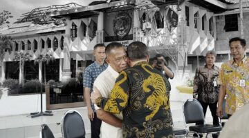 Wagub Kaltara Ingkong Ala meninjau kondisi Kantor Bupati Bulungan pascakebakaran di Tanjung Selor, Kamis (21/5/2026).