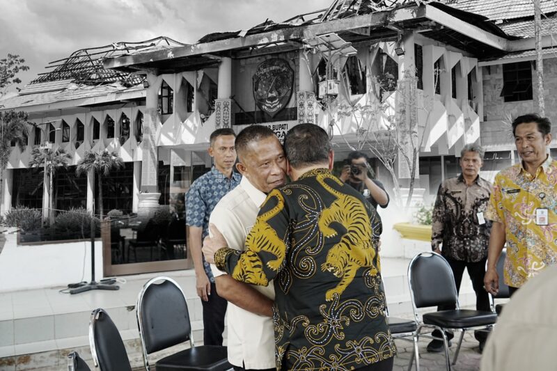 Wagub Kaltara Ingkong Ala meninjau kondisi Kantor Bupati Bulungan pascakebakaran di Tanjung Selor, Kamis (21/5/2026).