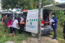 Petugas kesehatan dan aparat Desa Apung menyiapkan ambulans untuk merujuk warga guna mendapatkan penanganan medis lebih lanjut, dalam rangka penanggulangan Kejadian Luar Biasa (KLB) suspek campak dan TB di kawasan Logpond, Desa Apung, Kecamatan Tanjung Selor.
