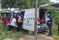 Petugas kesehatan dan aparat Desa Apung menyiapkan ambulans untuk merujuk warga guna mendapatkan penanganan medis lebih lanjut, dalam rangka penanggulangan Kejadian Luar Biasa (KLB) suspek campak dan TB di kawasan Logpond, Desa Apung, Kecamatan Tanjung Selor.