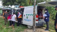 Petugas kesehatan dan aparat Desa Apung menyiapkan ambulans untuk merujuk warga guna mendapatkan penanganan medis lebih lanjut, dalam rangka penanggulangan Kejadian Luar Biasa (KLB) suspek campak dan TB di kawasan Logpond, Desa Apung, Kecamatan Tanjung Selor.