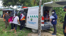 Petugas kesehatan dan aparat Desa Apung menyiapkan ambulans untuk merujuk warga guna mendapatkan penanganan medis lebih lanjut, dalam rangka penanggulangan Kejadian Luar Biasa (KLB) suspek campak dan TB di kawasan Logpond, Desa Apung, Kecamatan Tanjung Selor.
