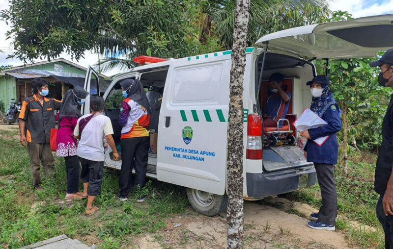 Petugas kesehatan dan aparat Desa Apung menyiapkan ambulans untuk merujuk warga guna mendapatkan penanganan medis lebih lanjut, dalam rangka penanggulangan Kejadian Luar Biasa (KLB) suspek campak dan TB di kawasan Logpond, Desa Apung, Kecamatan Tanjung Selor.
