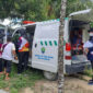 Petugas kesehatan dan aparat Desa Apung menyiapkan ambulans untuk merujuk warga guna mendapatkan penanganan medis lebih lanjut, dalam rangka penanggulangan Kejadian Luar Biasa (KLB) suspek campak dan TB di kawasan Logpond, Desa Apung, Kecamatan Tanjung Selor.